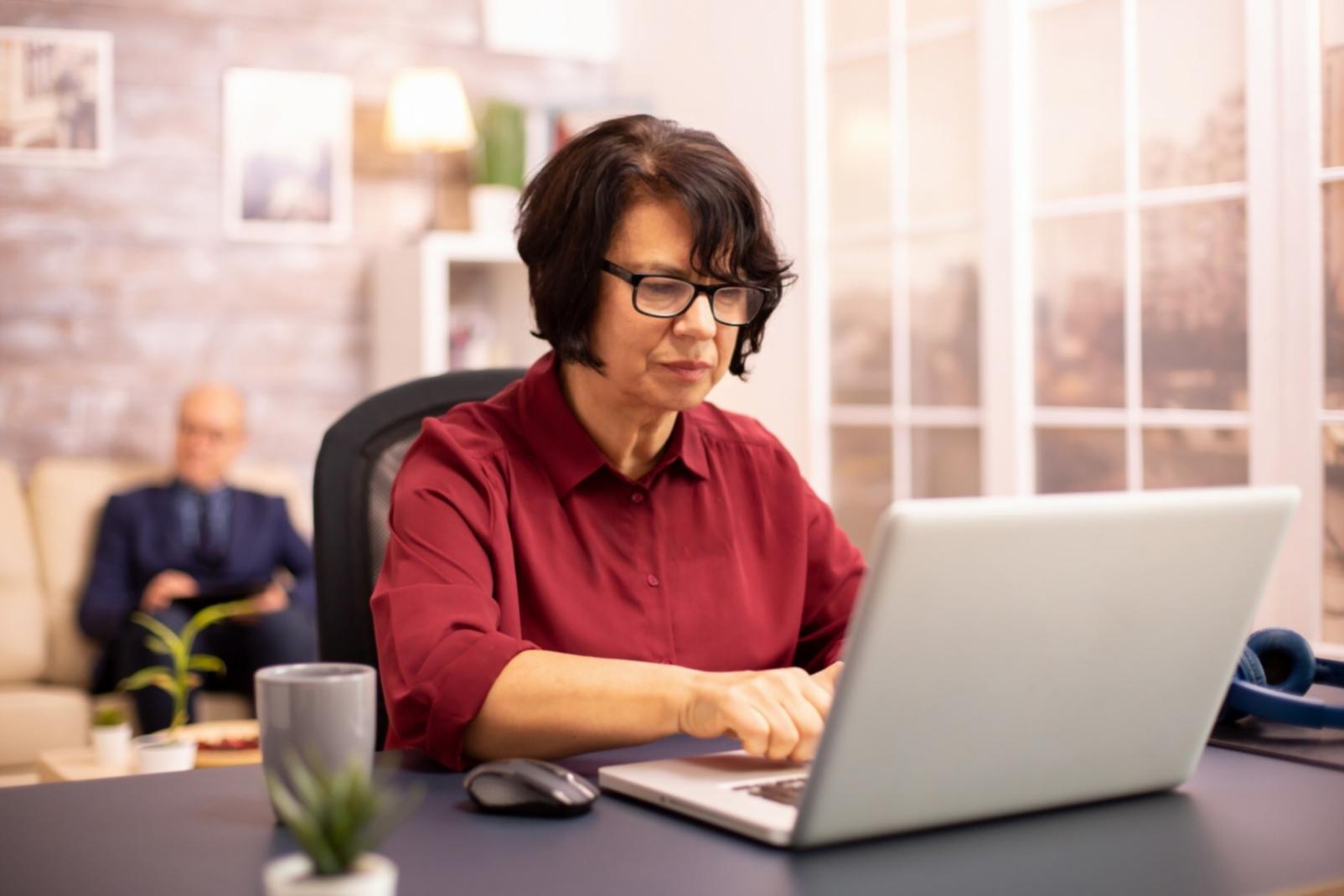 Environnement de travail moderne de l'équipe varentiosa